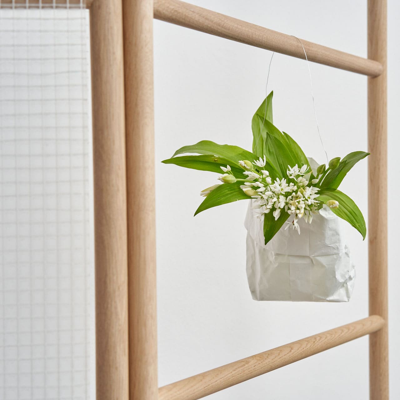 Interior design - scala decorativa realizzata con aste rotonde di quercia