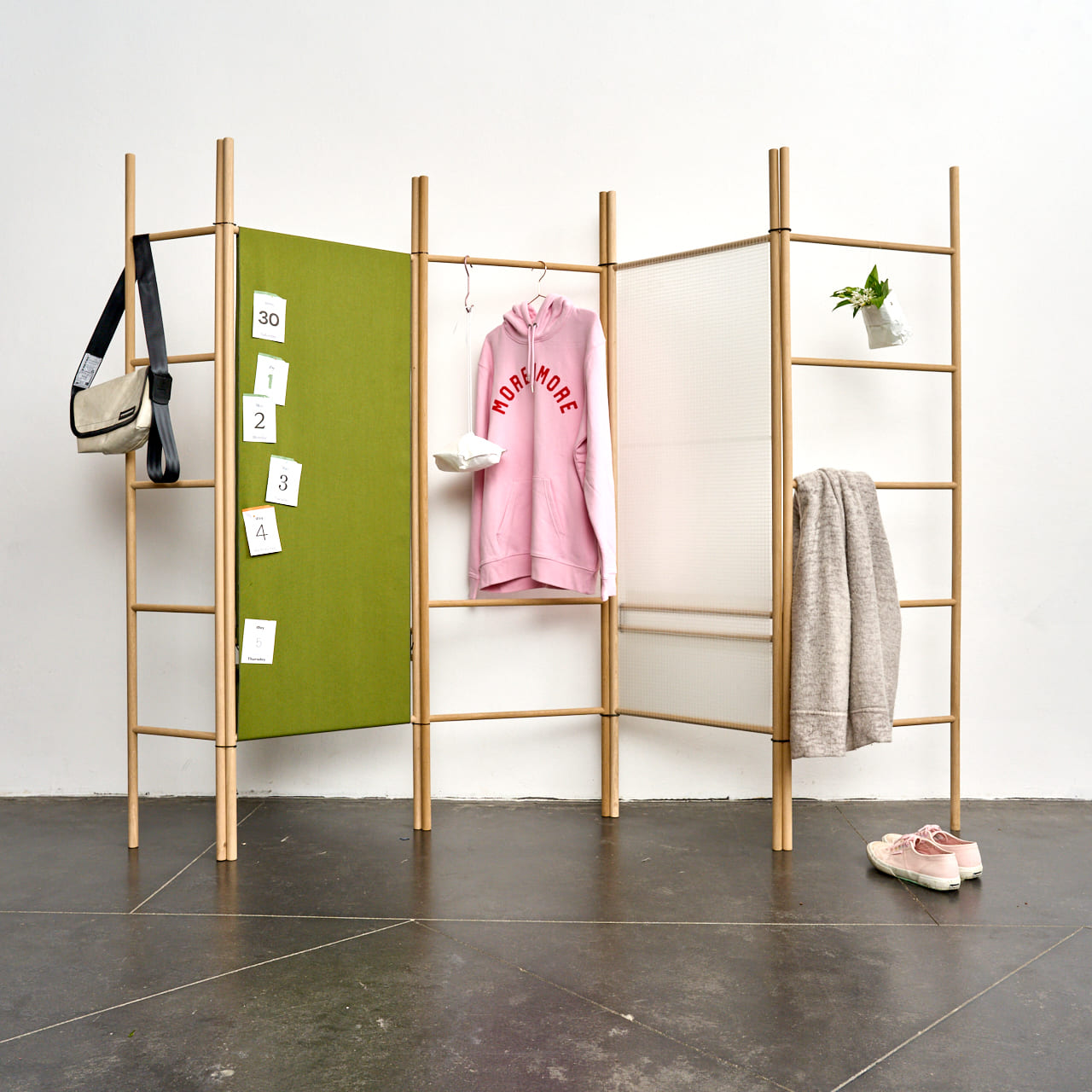 Interior design - scala decorativa realizzata con aste rotonde di quercia