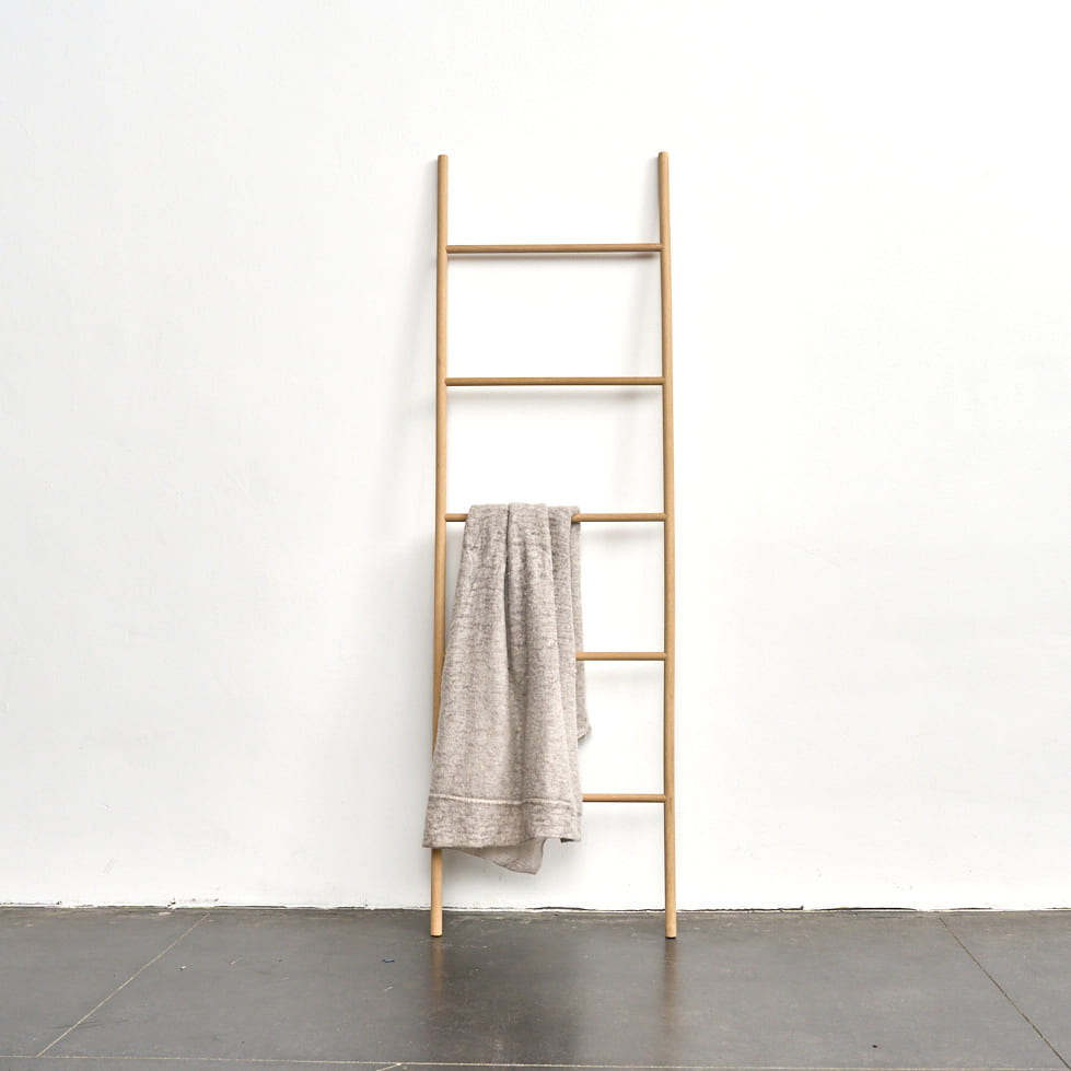 Interior design - scala decorativa realizzata con aste rotonde di quercia