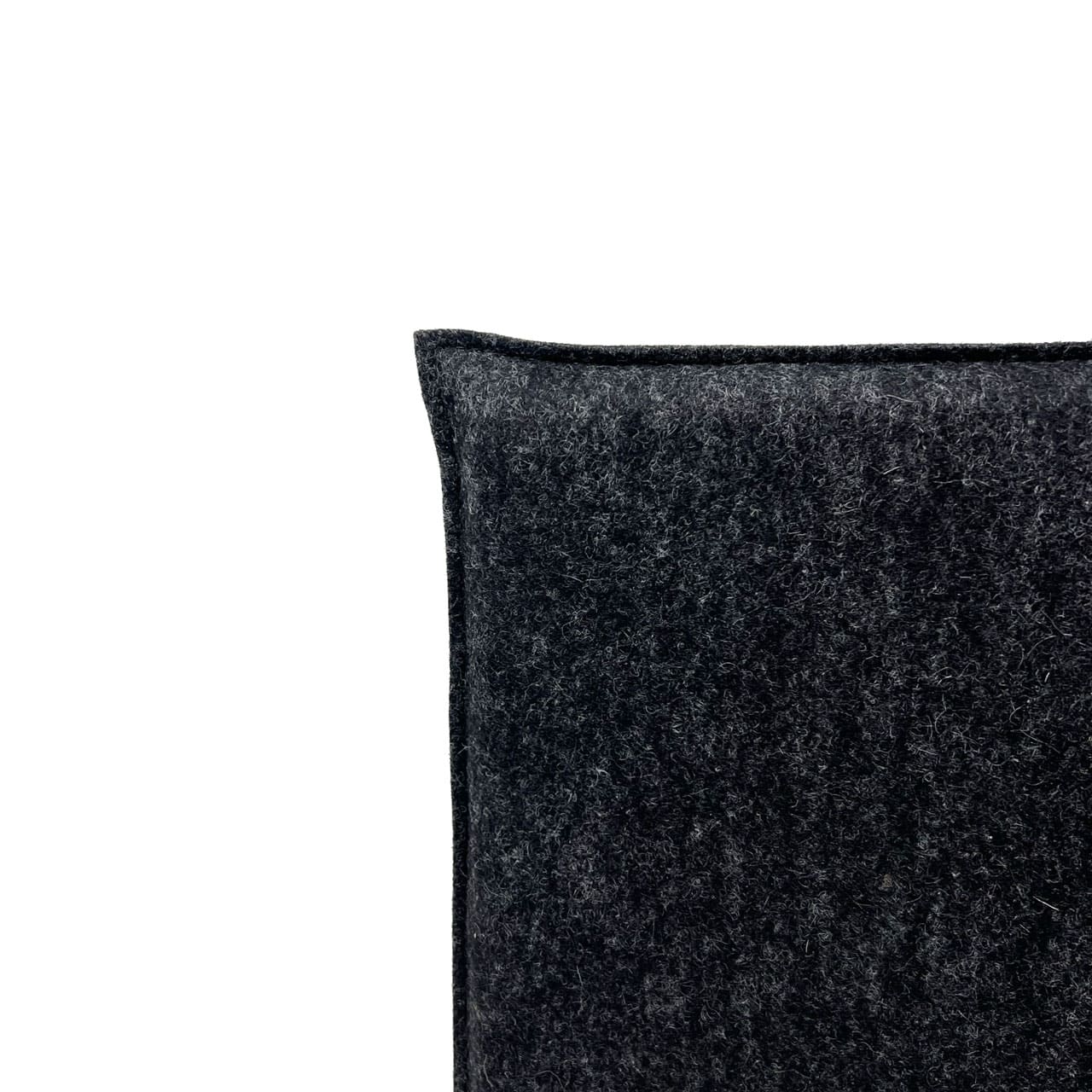 Raumgestalt - Zitkussen gemaakt van wollen vilt