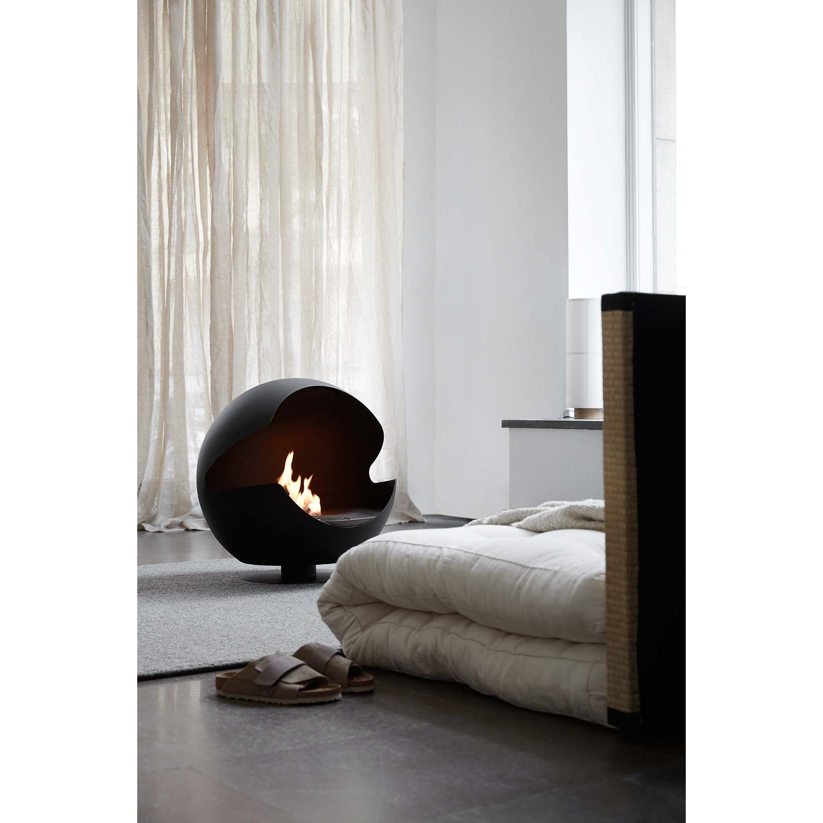 Vauni - Globe Black Low Ethanol Fireplace